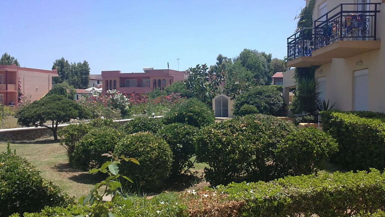 Ausblick von unserer Terrasse Vantaris Luxury Beach Resort