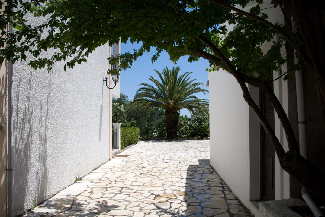 Zwischen Apartment-Gebäude und Rezeption Kommeno Bella Vista Apartments