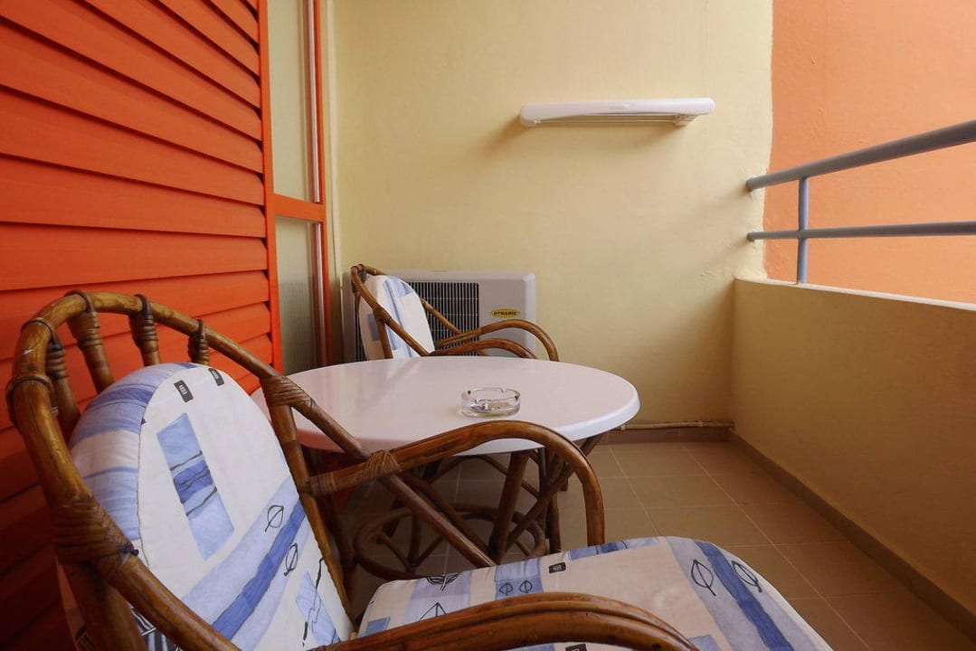 Balkon z widokiem na basen i z oddali morze Rethymno Village