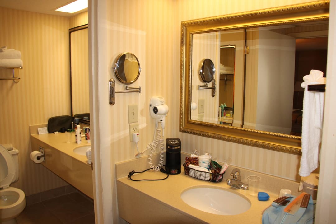 2 lavabos Hotel Quality Inn Mt. Vernon