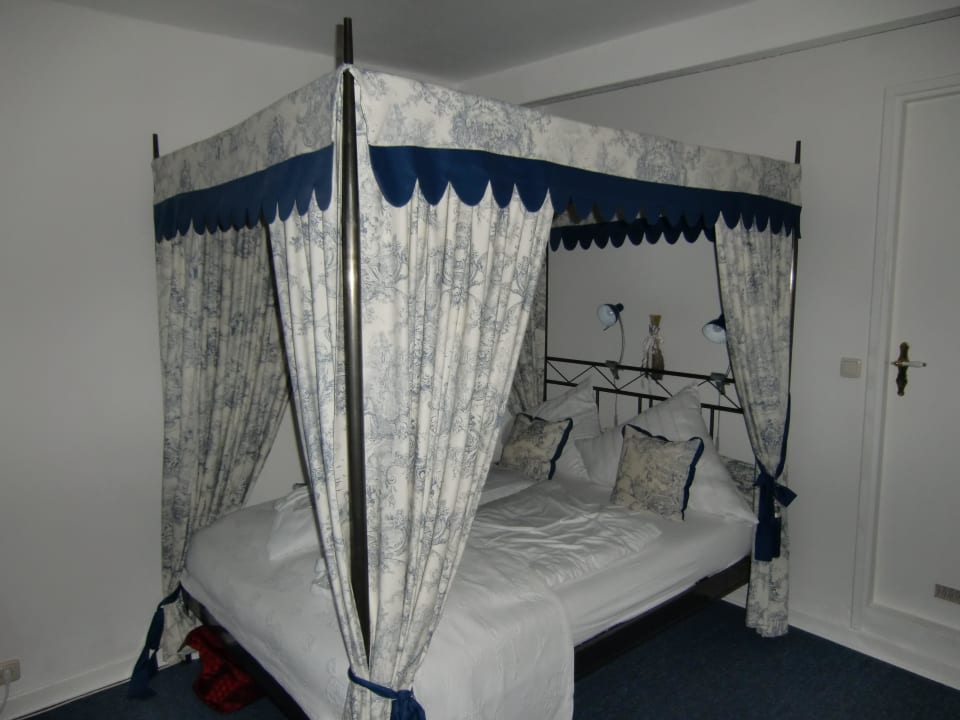 Himmelbett Burghaus & Villa Kronenburg