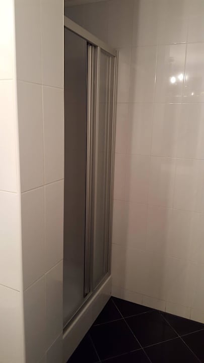 Dusche im Badezimmer Partner Guest House Baseina Street