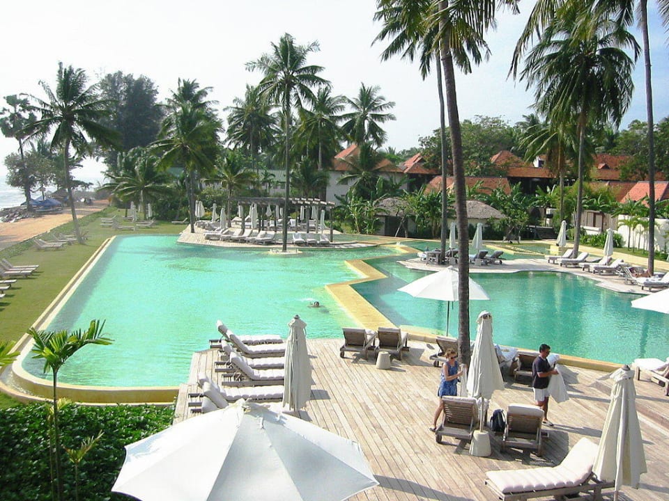 Grosser Pool, Pooldeck, und Strandstrasse Wyndham Hua Hin Pranburi Resort & Villas
