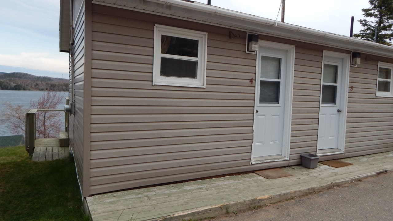 Außenansicht Knotty Pine Cottages, Suites & Motel Rooms