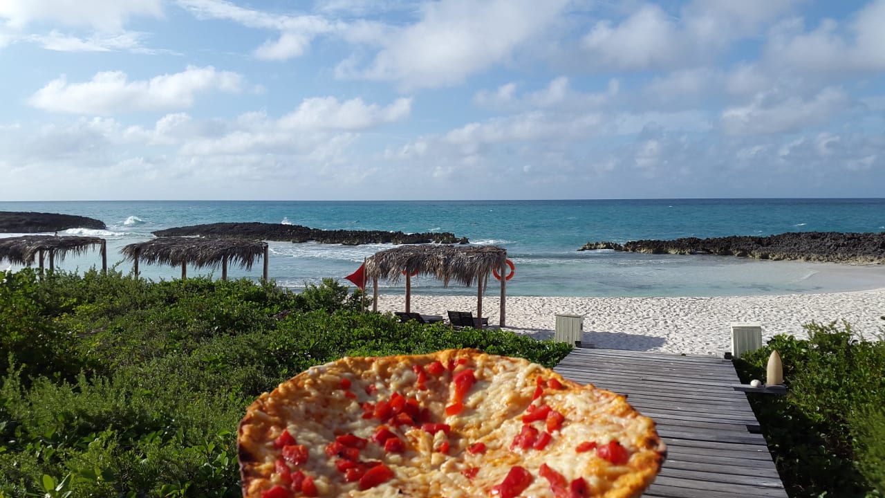 Der 3. Strand mit Pizza von der Poolbar Melia Buenavista