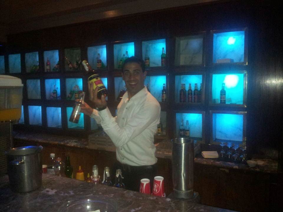 Amr, Magier der Flaschen, immer mit einem Lächeln Pickalbatros Alf Leila Wa Leila Resort - Neverland Hurghada