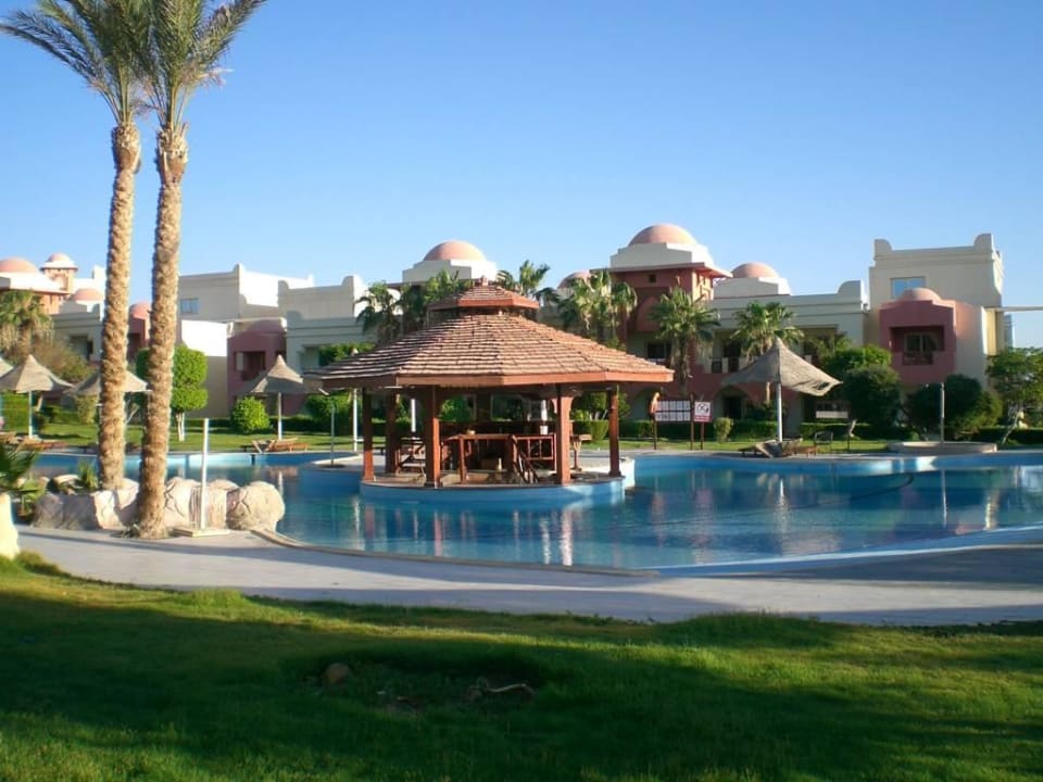 Poolbar beim Salzwasserpool. Serenity Alpha Beach