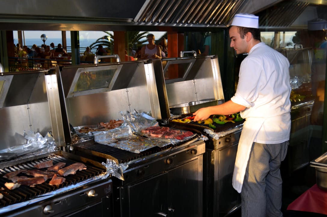 Grill auf der Terrasse Aldiana Club Rocca Nettuno Calabria