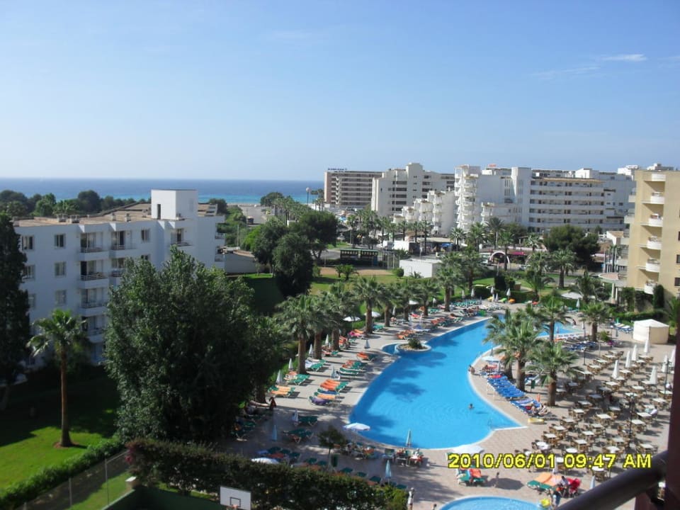 Die Poolanlage vom Zimmer aus allsun App.-Hotel Orient Beach