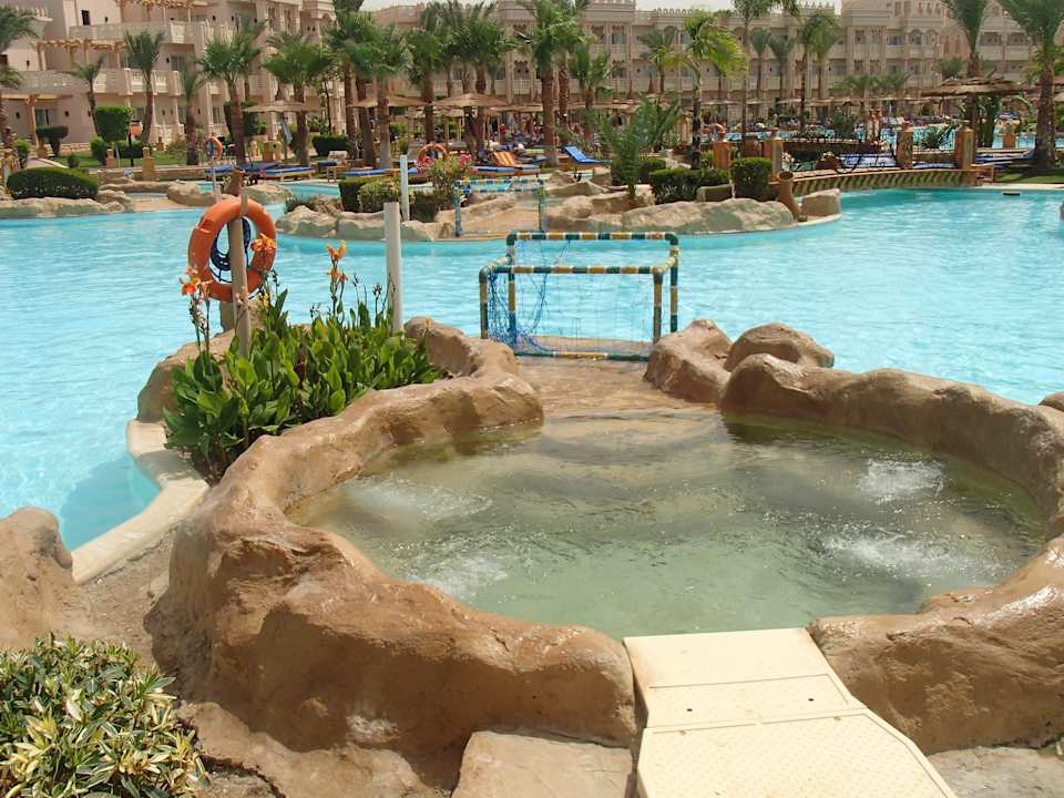 Jacuzzi mitten in der Poollandschaft Pickalbatros Palace Resort
