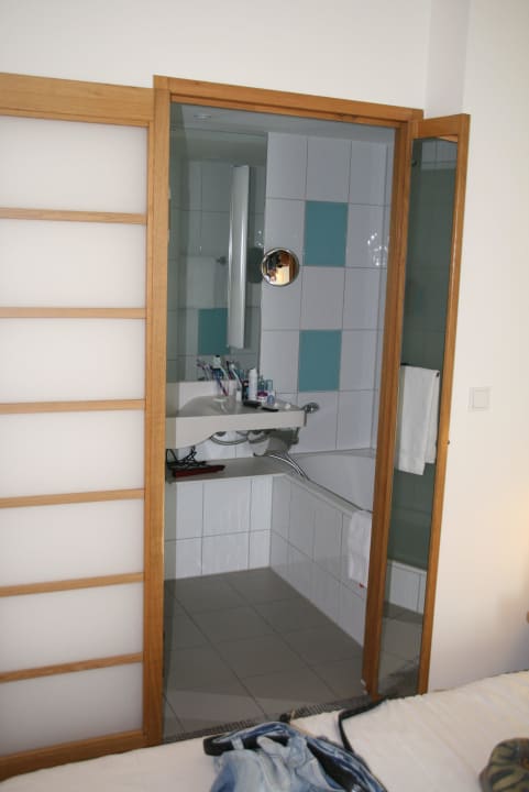 Bad mit Dusche, Waschbecken, Badewanne, WC separat Novotel Hamburg City Alster