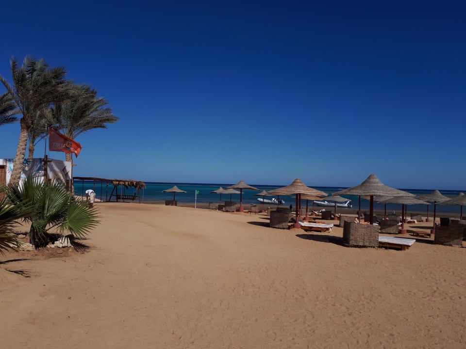 Wunderschöner gepflegter Strand. Gemma Resort