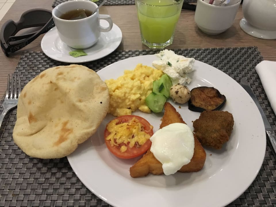 Frühstück mit pochiertem Ei, etc. Jaz Aquaviva