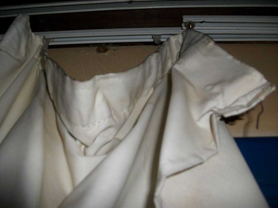 Abgerissener Fenstervorhang Grand Makadi