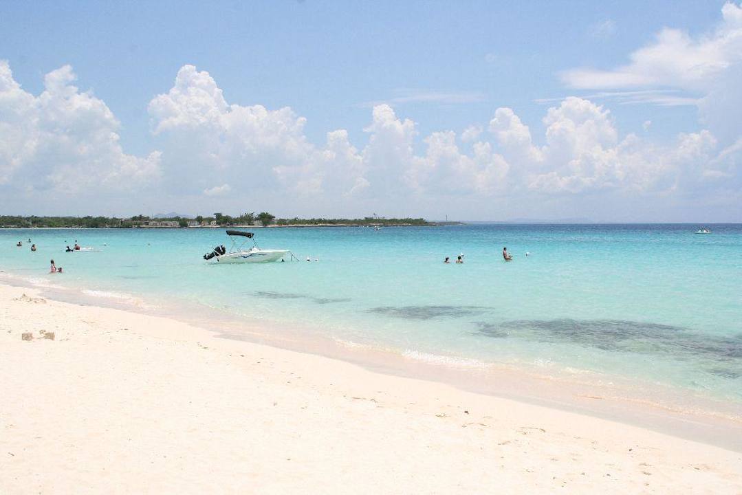 Puderzuckerstrand links Hotel Playa Pesquero