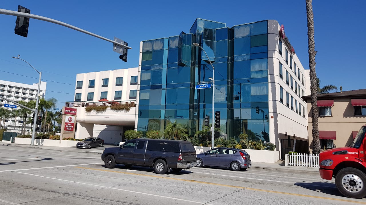 Außenansicht Best Western Plus Suites Hotel