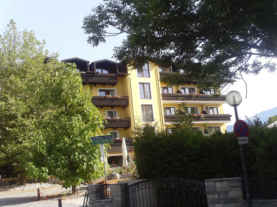 Der Pinzgauerhof von der Seite Hotel Pinzgauerhof by Alpeffect