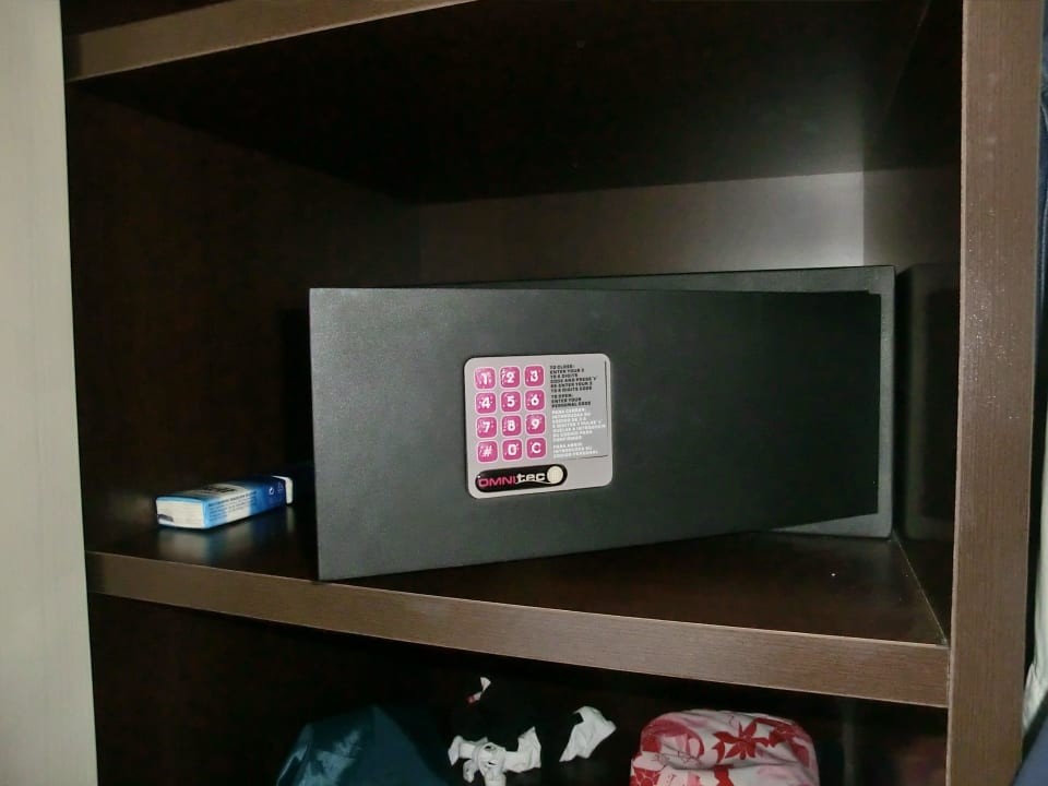 Safe im Kleiderschrank Grupotel Los Príncipes Apartments & Spa