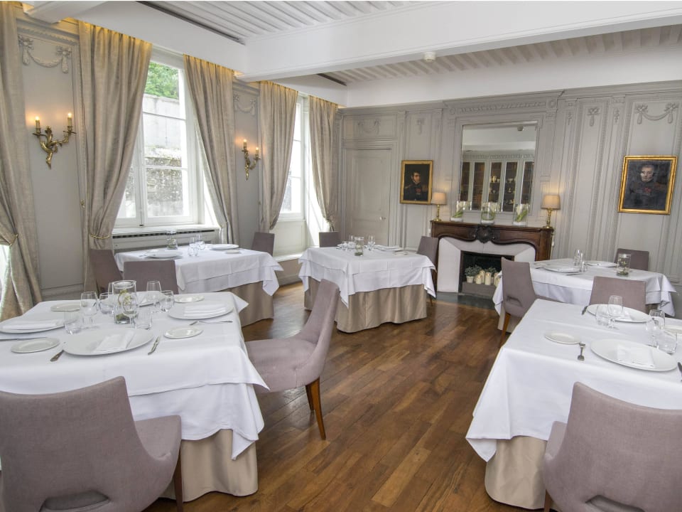 Bibliothéque  Hotel Château de la Commanderie