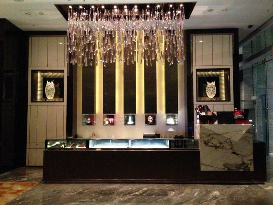 Kleines Café im Eingangsbreich Hotel The Ritz-Carlton Hongkong