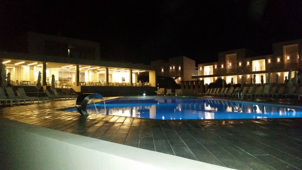 Widok z leżaków przed hotelelm NEMA Design Hotel & Spa (Adults Only)