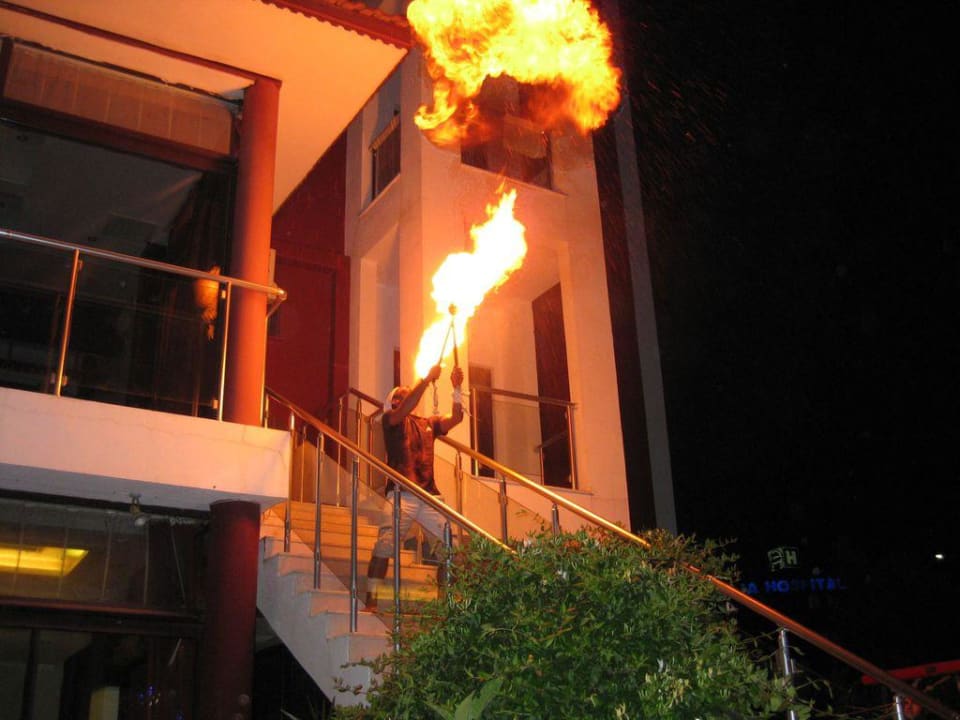 Aslan Feuershow 2 Carna Garden Hotel