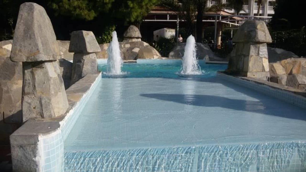Brunnen am Pool Hotel Defne Garden