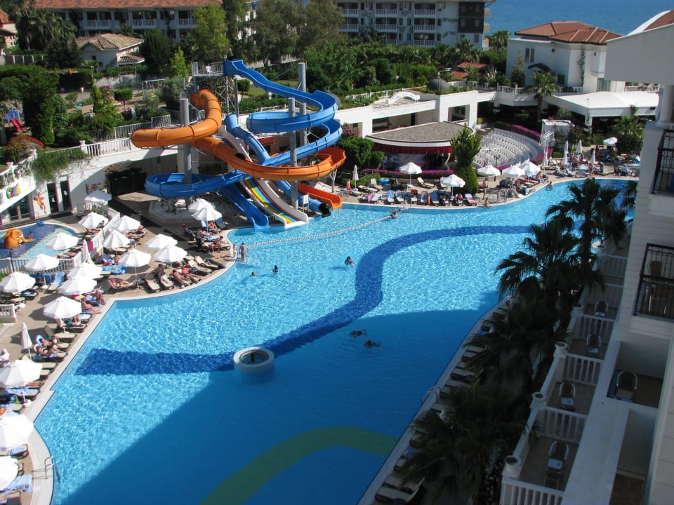 Pool und Rutsche Alba Queen Hotel