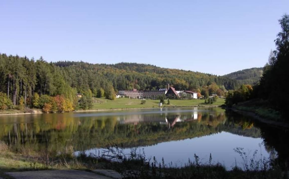 Blick über den See auf das Hotel Vsemina Hotel Vsemina