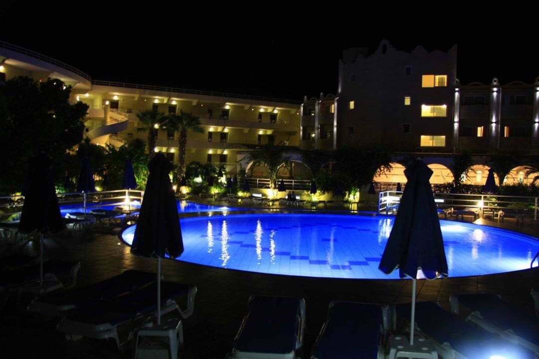 Der Pool des Mare-Palace bei Nacht Hotel Kalithea Mare Palace