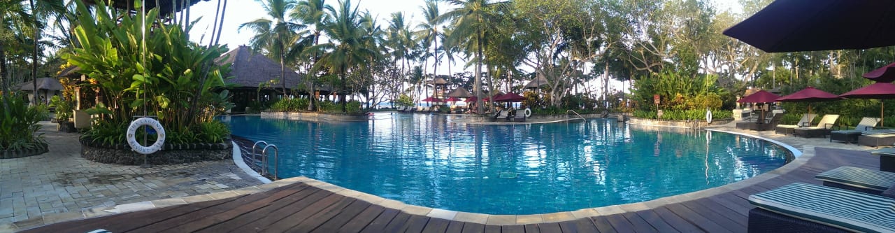 Blick über einen Pool The Laguna A Luxury Collection Resort & Spa