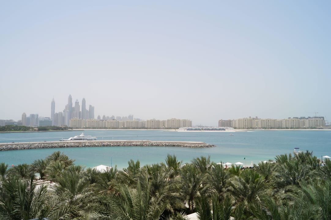Ausblick vom Hotel auf Palmenende und Skyline Rixos The Palm Hotel & Suites