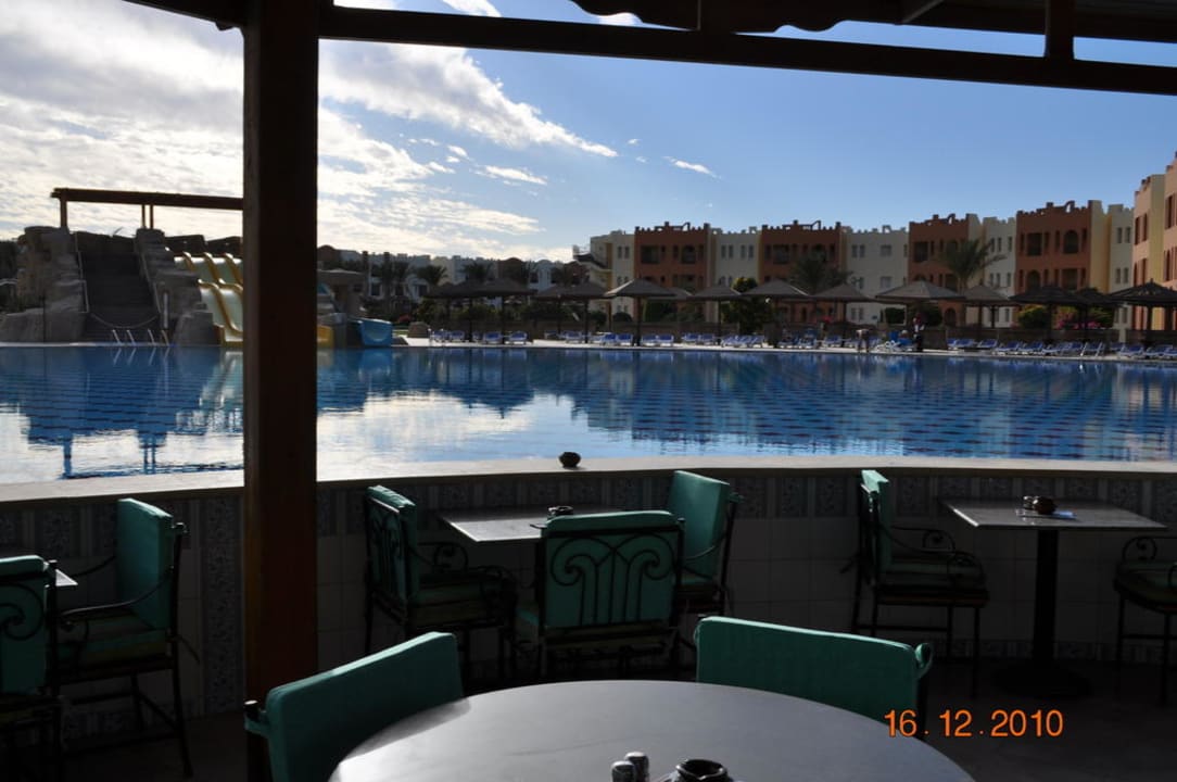 Семейный бассейн с баром SUNRISE Royal Makadi Resort