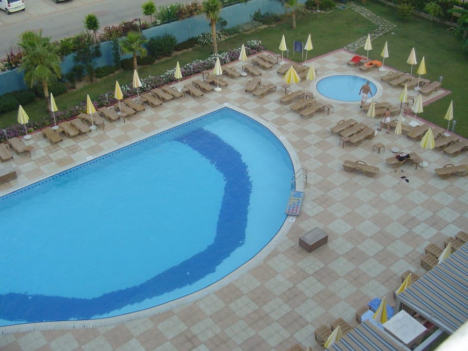 Der Blick von der Terrasse zum Pool Solivia Hotel