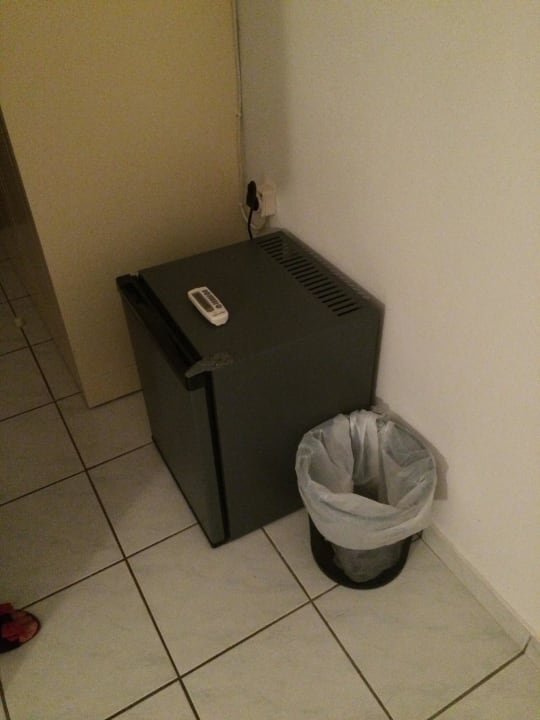 Kühlschrank steht auf dem Boden neben dem Müll Acharavi Beach Hotel