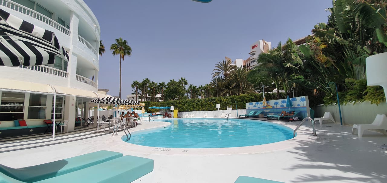 Pool Hotel Gold by Marina