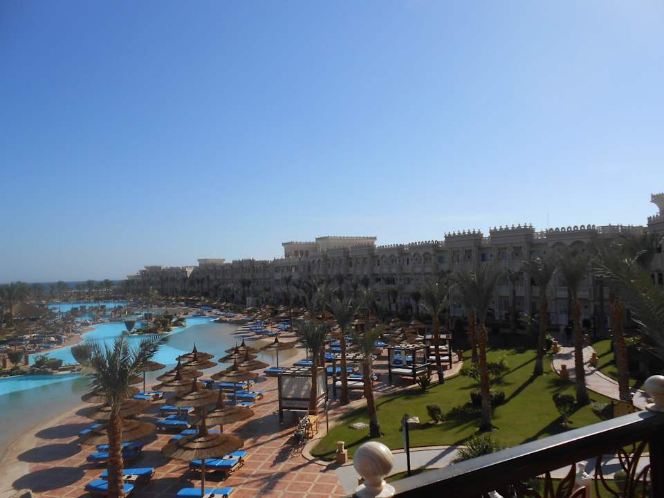 Überblick auf die Garten- und Poolanlage Pickalbatros Palace Resort