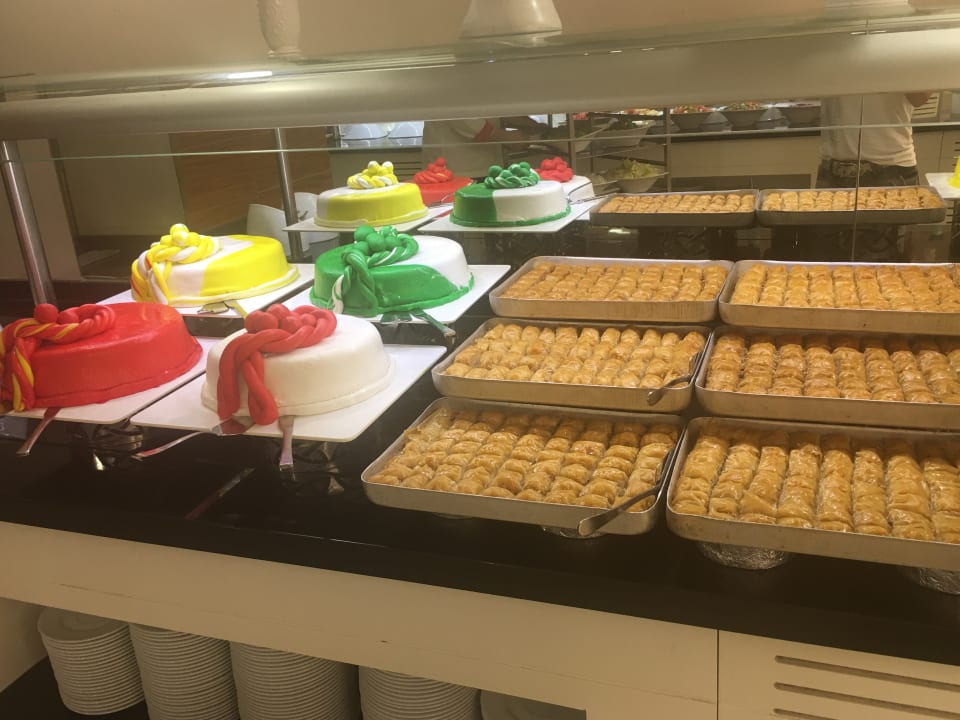 Lecker Torten und Baclava Palm World Side Resort & Spa