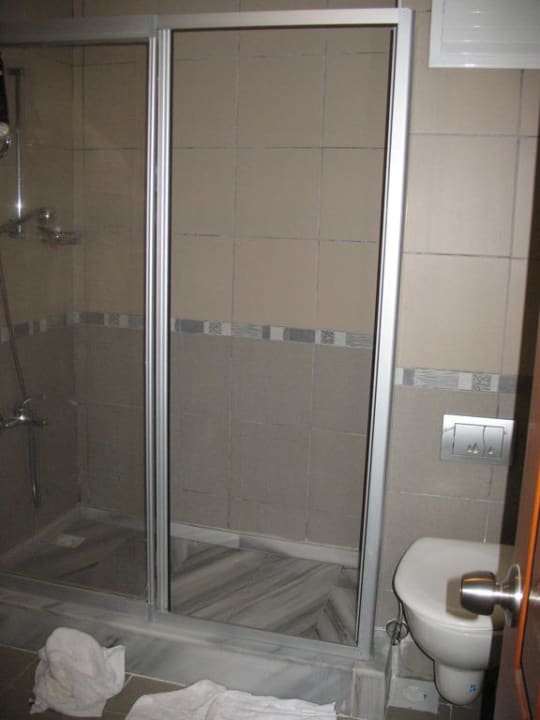 Badezimmer mit begehbarer Dusche Hotel Saruhan
