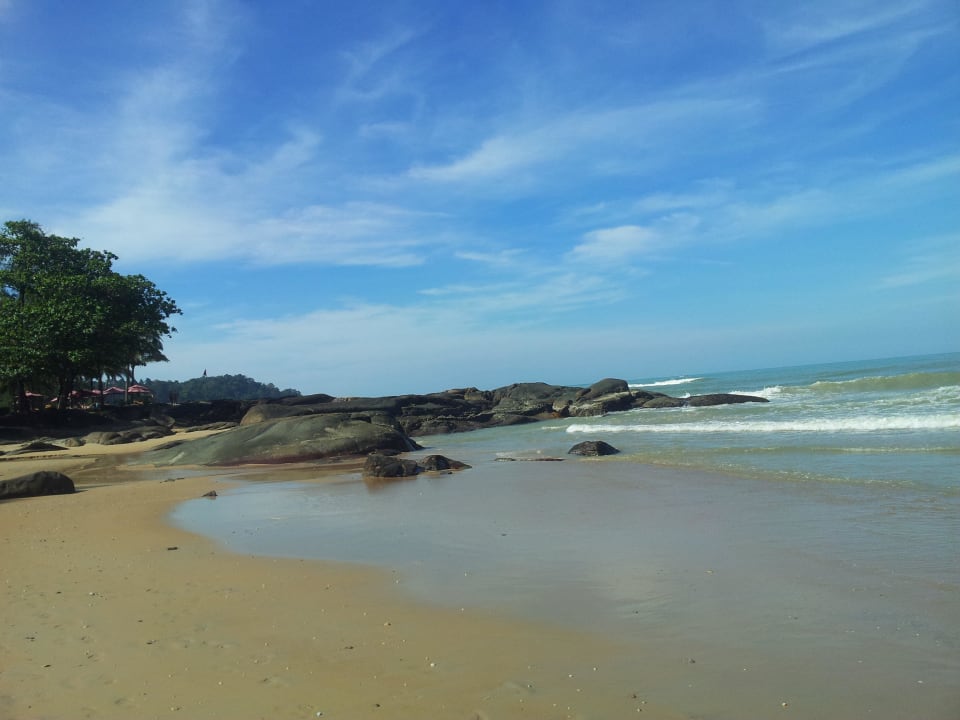 Strand linksvom Hotel (Laguna) Seaview Khao Lak Resort