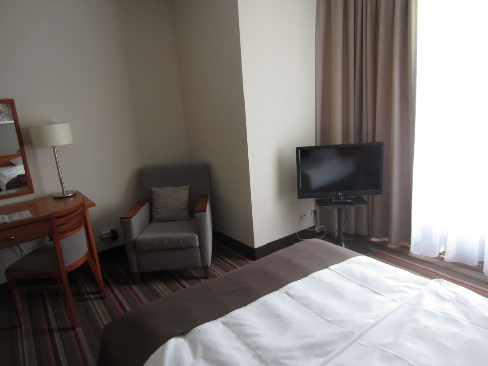 Fernseh und Ruhesessel Zimmer 265 Leonardo Hotel Hamburg Airport