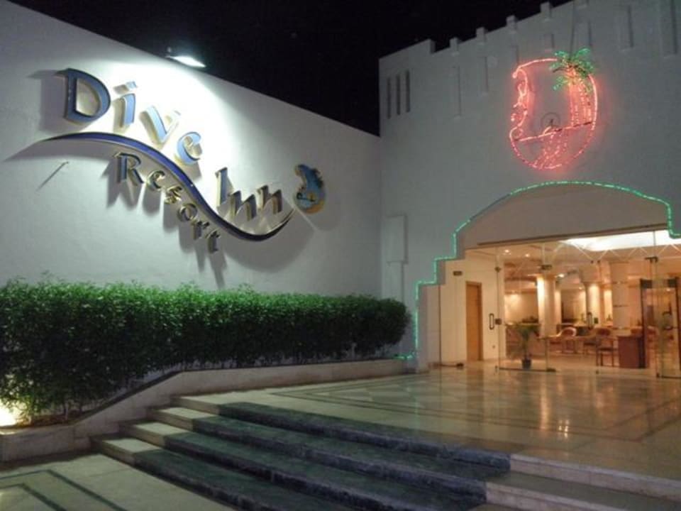 Wejście do recepcji Dive Inn Resort