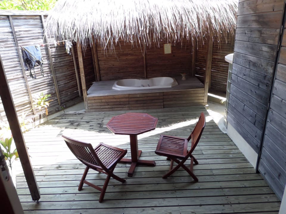 Terrasse mit Jacuzzi Kuredu Island Resort & Spa