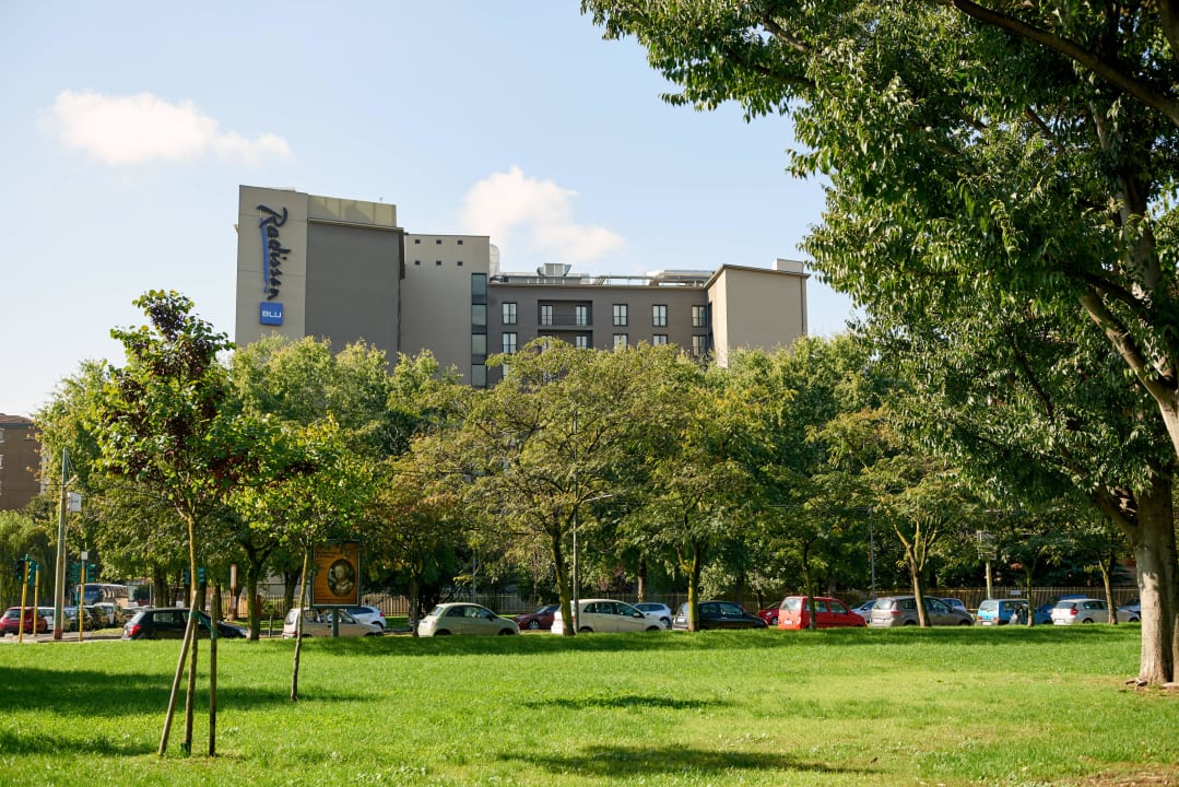 Outside Hotel Radisson Blu Hotel Milan