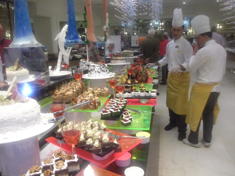 Köche an den süßen Leckereien Diamond Excellence Resort & Spa