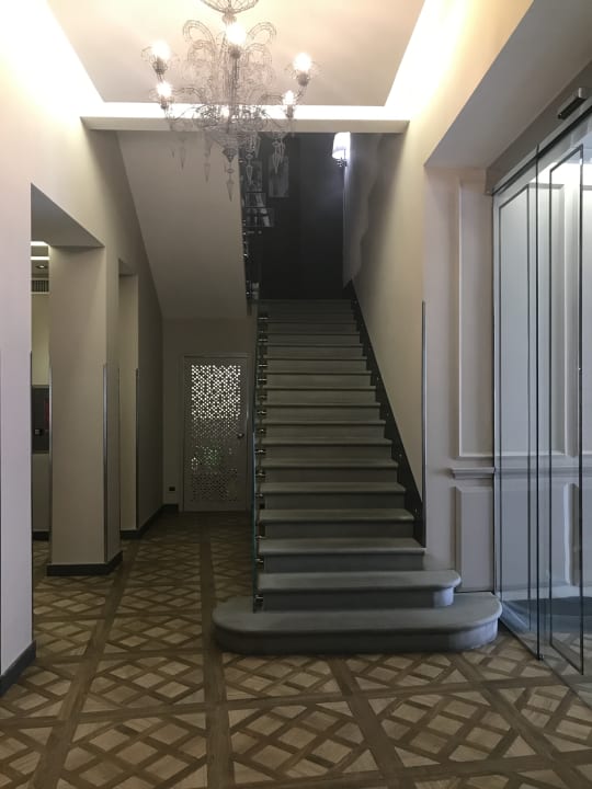 Treppenhaus. Selbstverständlich ist auch ein Aufzug vorhande Hotel Spadai