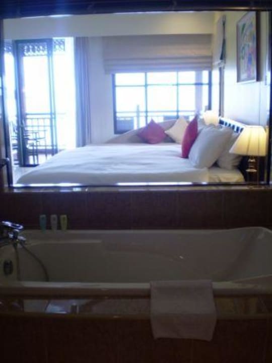 Blick ins Zimmer aus dem Bad Berjaya Langkawi Resort