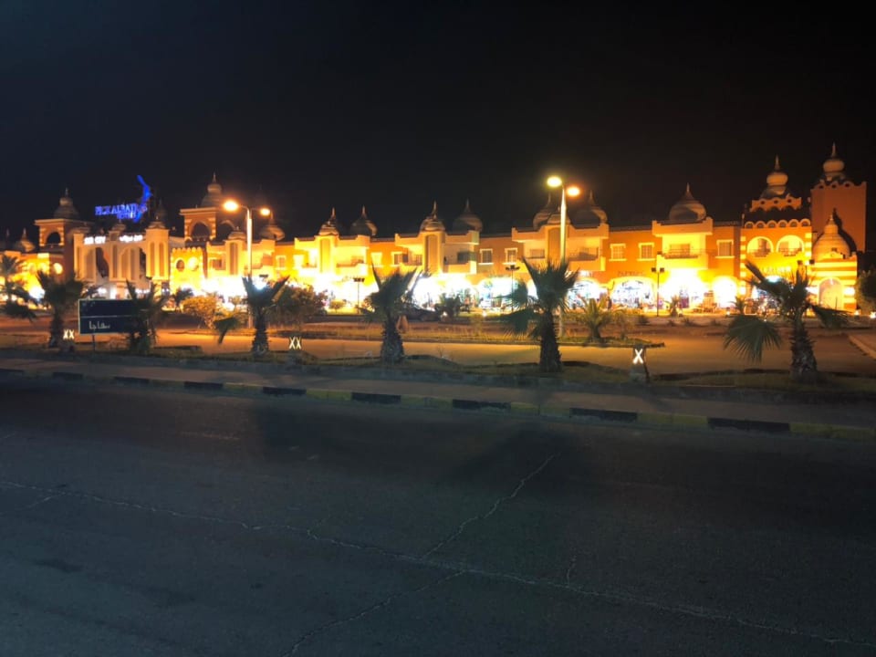 Shoppingmall außerhalb der Anlage, gleich gegenüber  Pickalbatros Aqua Park Resort - Hurghada
