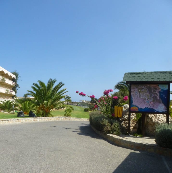 Weg von Rezeption zum Essen Hotel Kalithea Horizon Royal