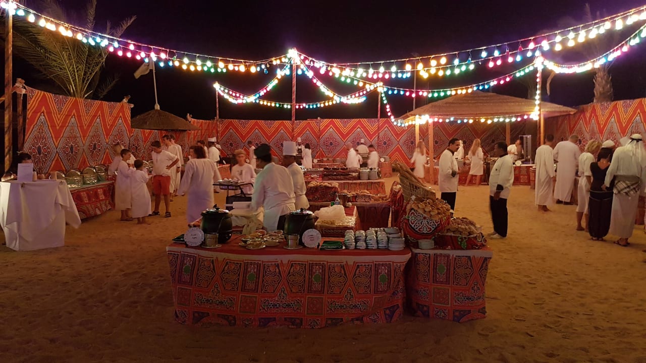 Landestypisches Abendbuffet am Strand ROBINSON SOMA BAY